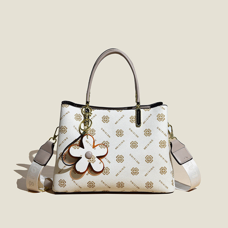 Shoulder bag with flower pendant fashion