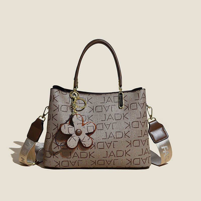 Shoulder bag with flower pendant fashion