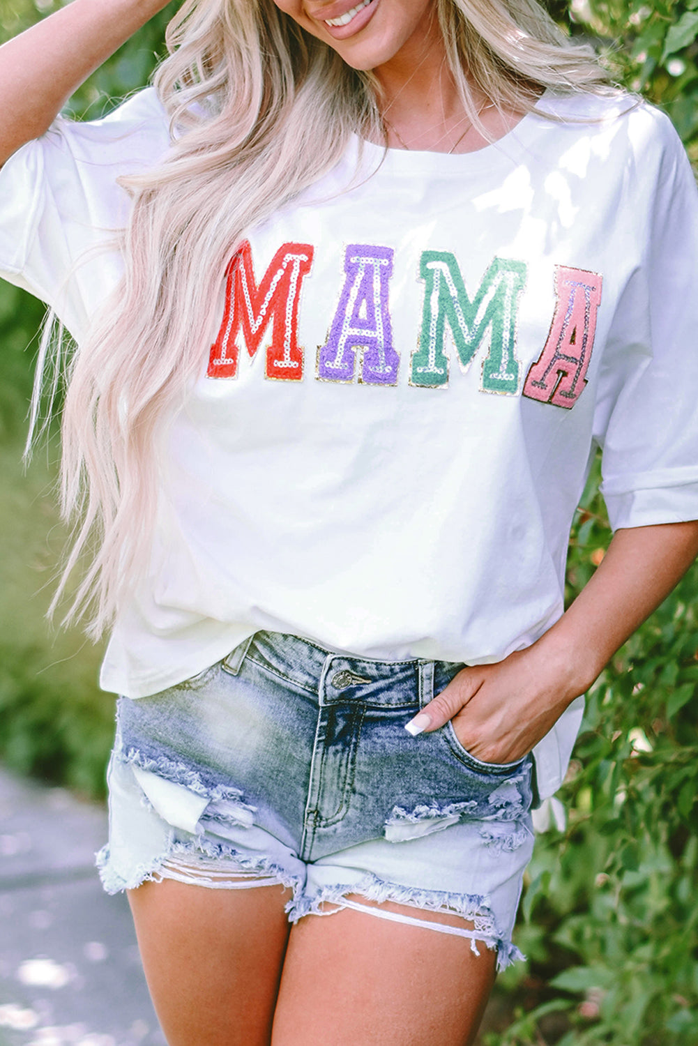 Weißes MAMA-T-Shirt mit Chenille-Patches und Rundhalsausschnitt