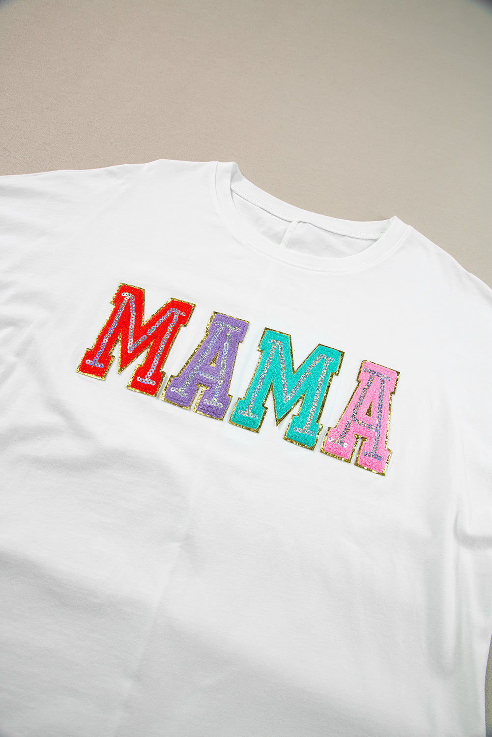 Weißes MAMA-T-Shirt mit Chenille-Patches und Rundhalsausschnitt