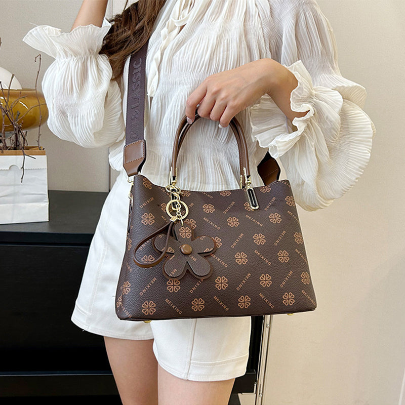 Shoulder bag with flower pendant fashion