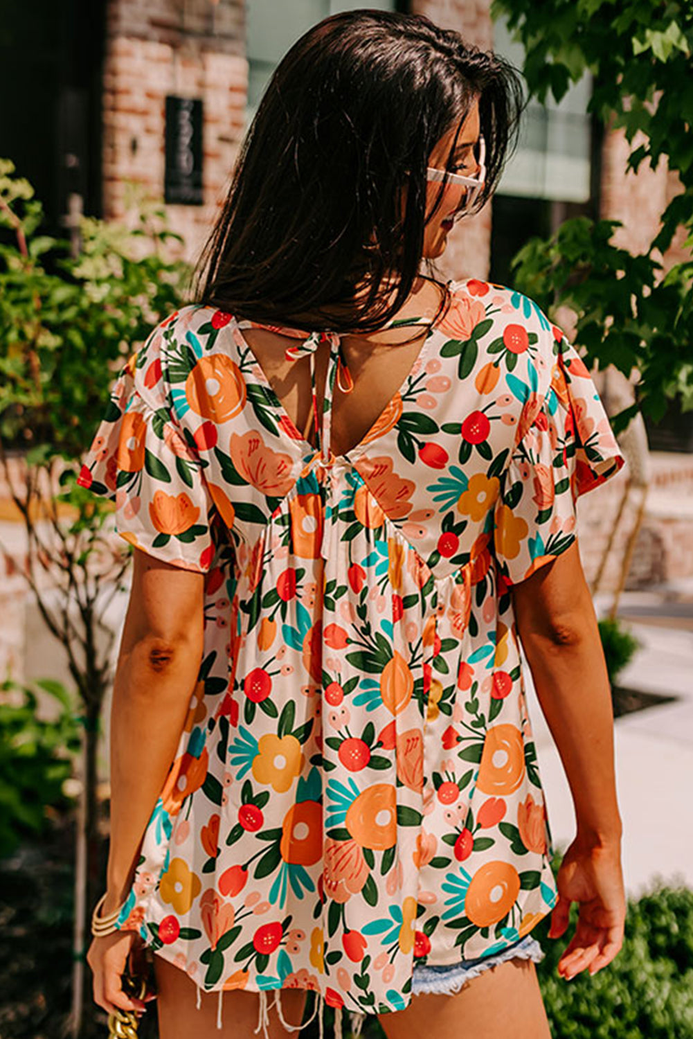 Apricot-colored blouse with short sleeves, V-neck and floral print