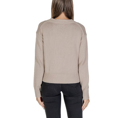 Calvin Klein Women's Knitwear - Stylish and Comfortable Sweater for Fall and Winter