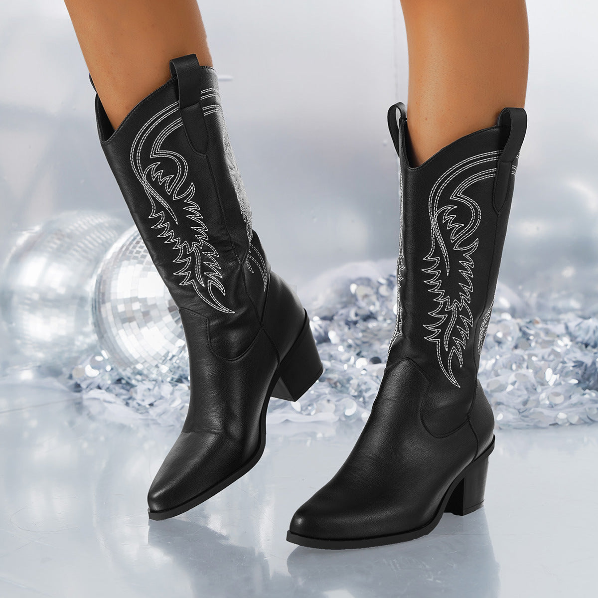 Weiße Westernstiefel – modisch bestickte spitze Zehenstiefel mit eckigem Absatz, mittlere Wadenhöhe für Damen im Herbst und Winter