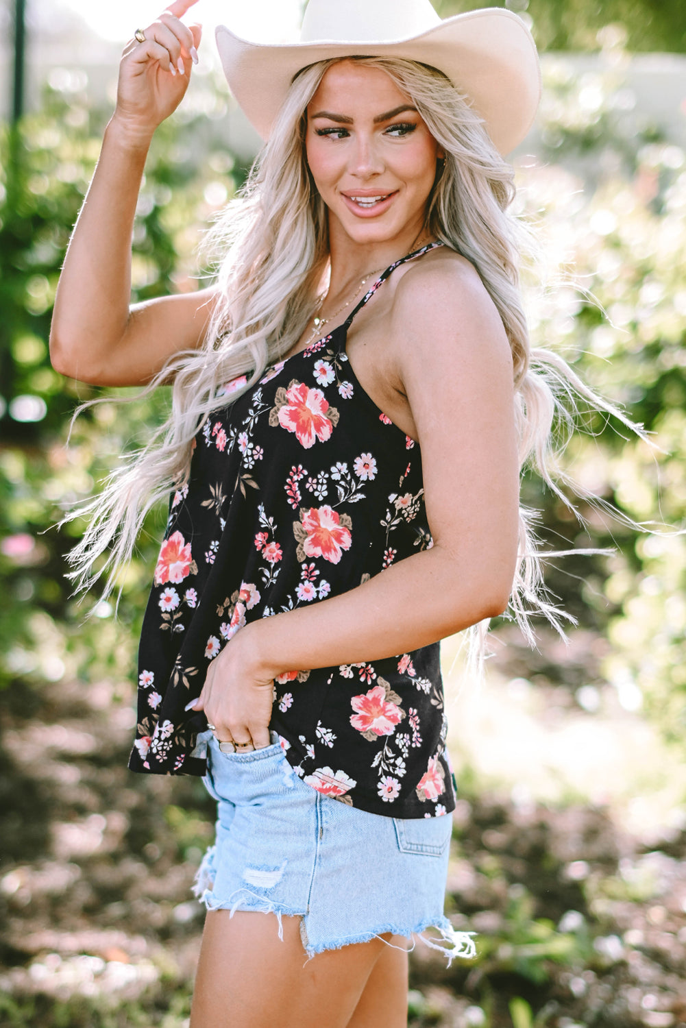 Beige tanktop met bloemenprint en kruislings straps-detail