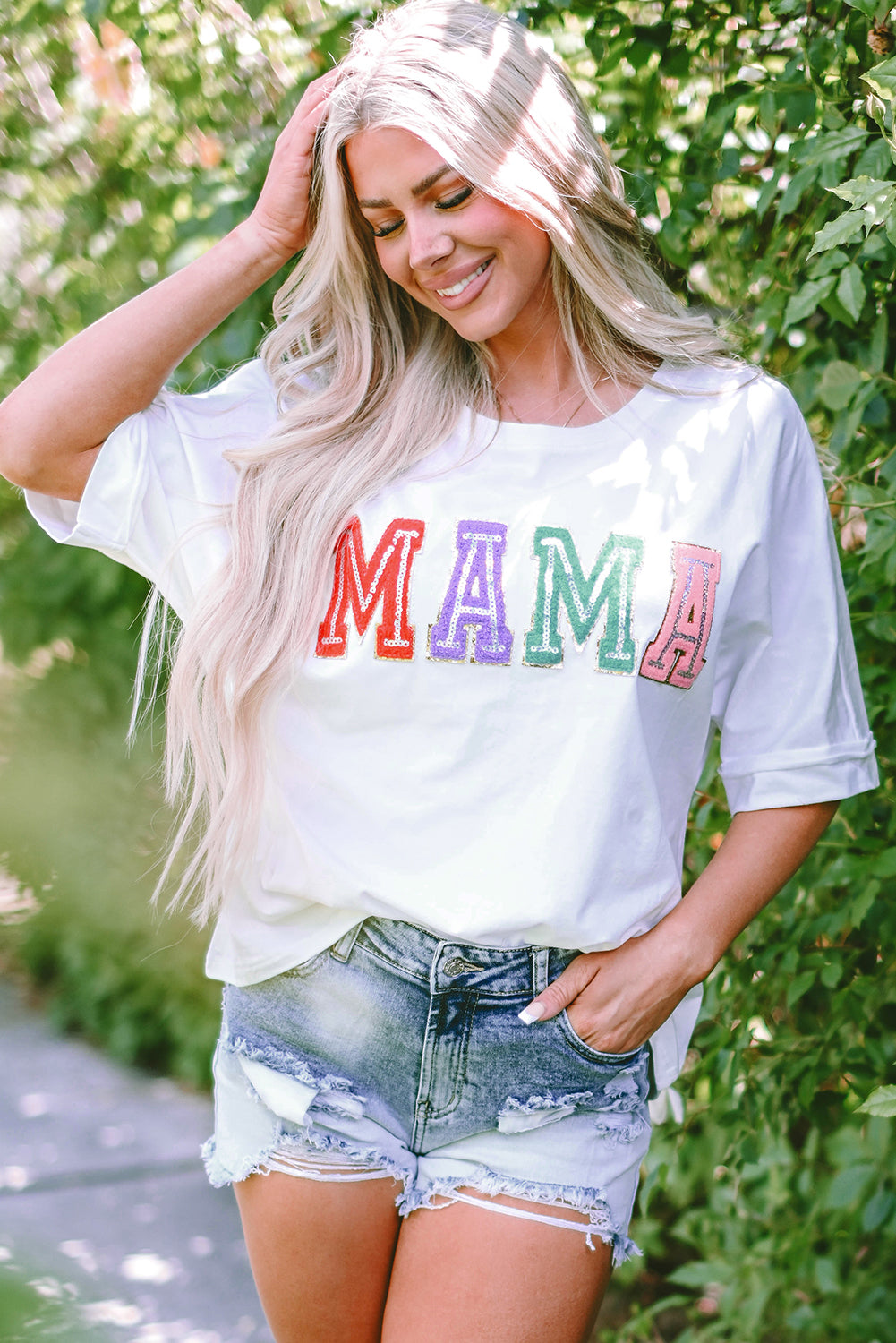 Weißes MAMA-T-Shirt mit Chenille-Patches und Rundhalsausschnitt