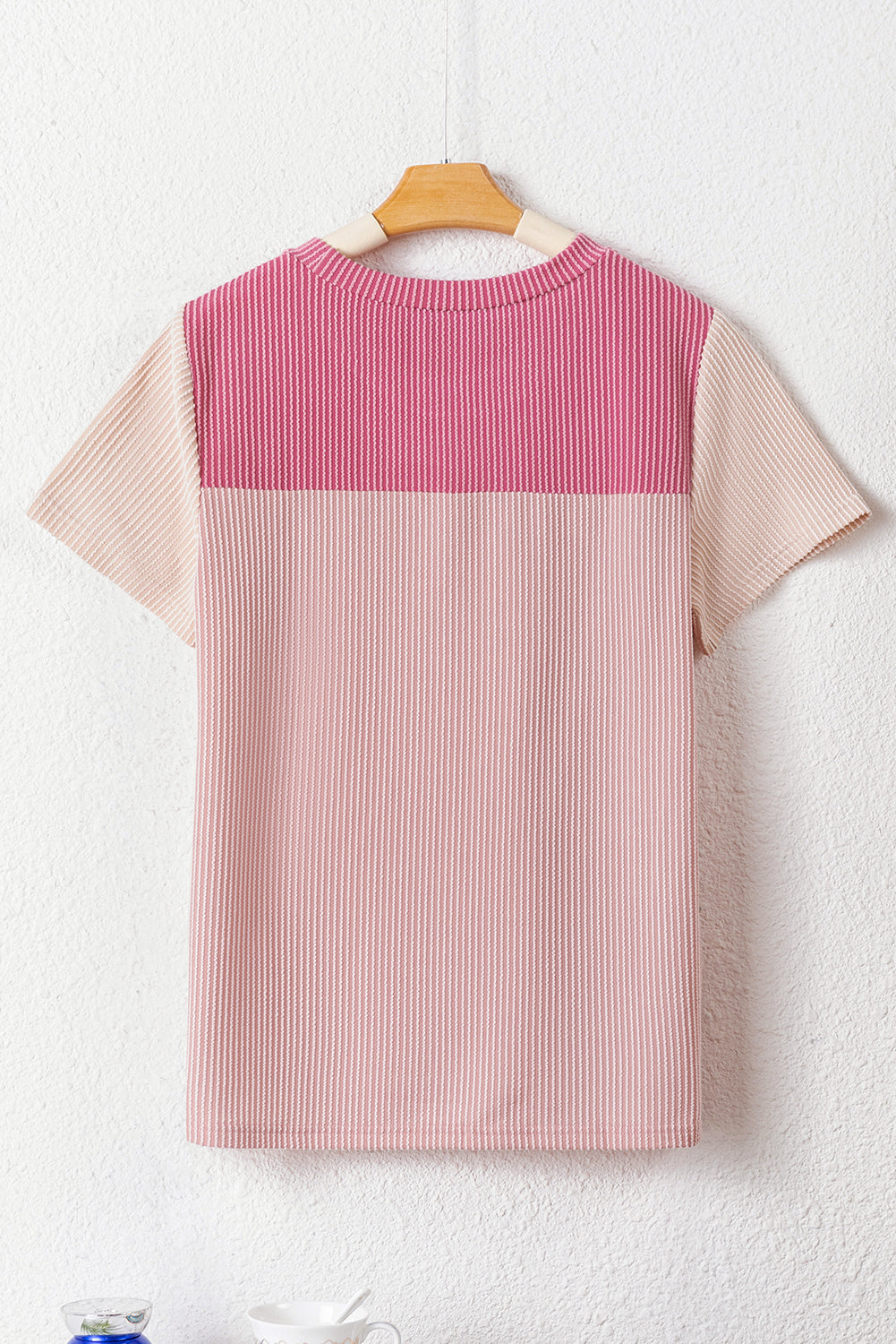 Schwarzes, geripptes Colorblock-T-Shirt mit Struktur