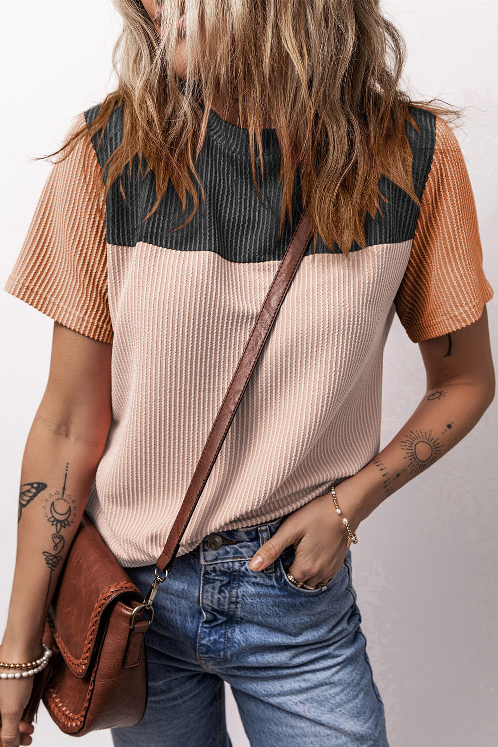 Schwarzes, geripptes Colorblock-T-Shirt mit Struktur