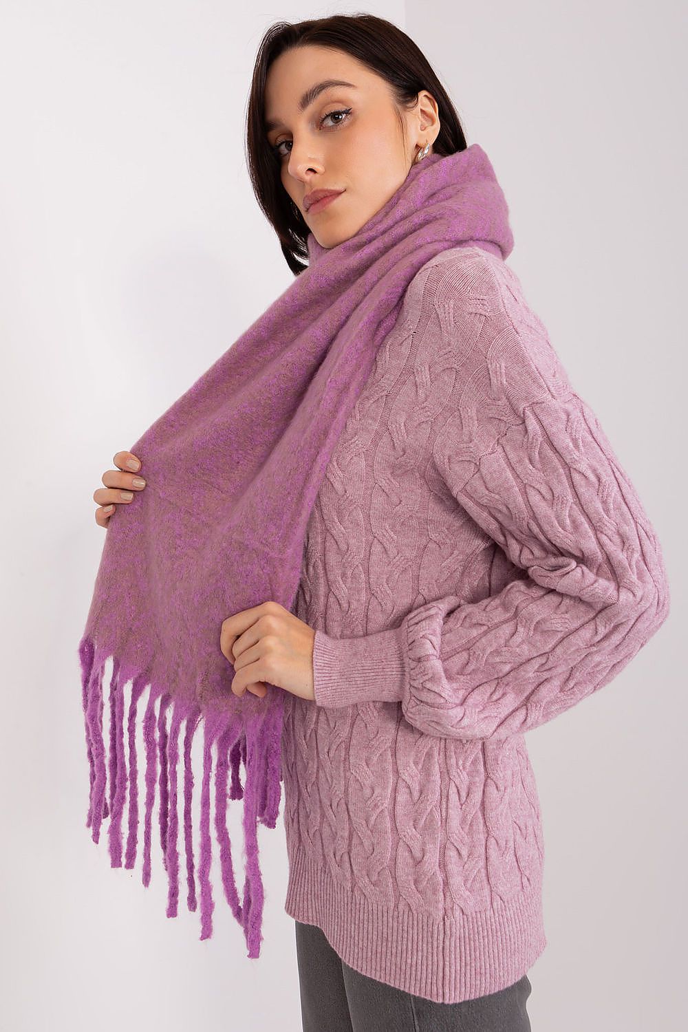 AT Scarf Model 189246 – Stylish Warmth for the Winter