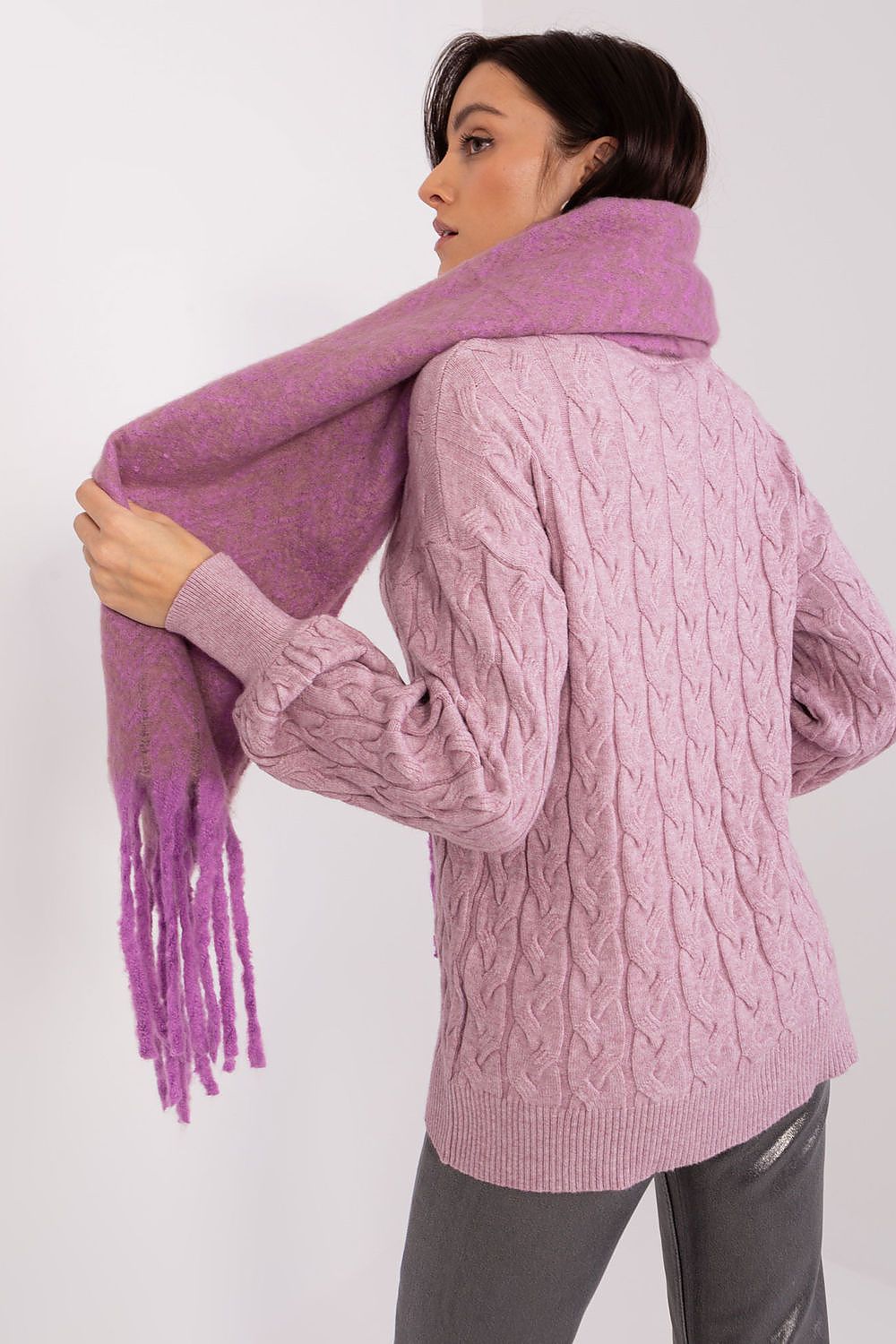 AT Scarf Model 189246 – Stylish Warmth for the Winter