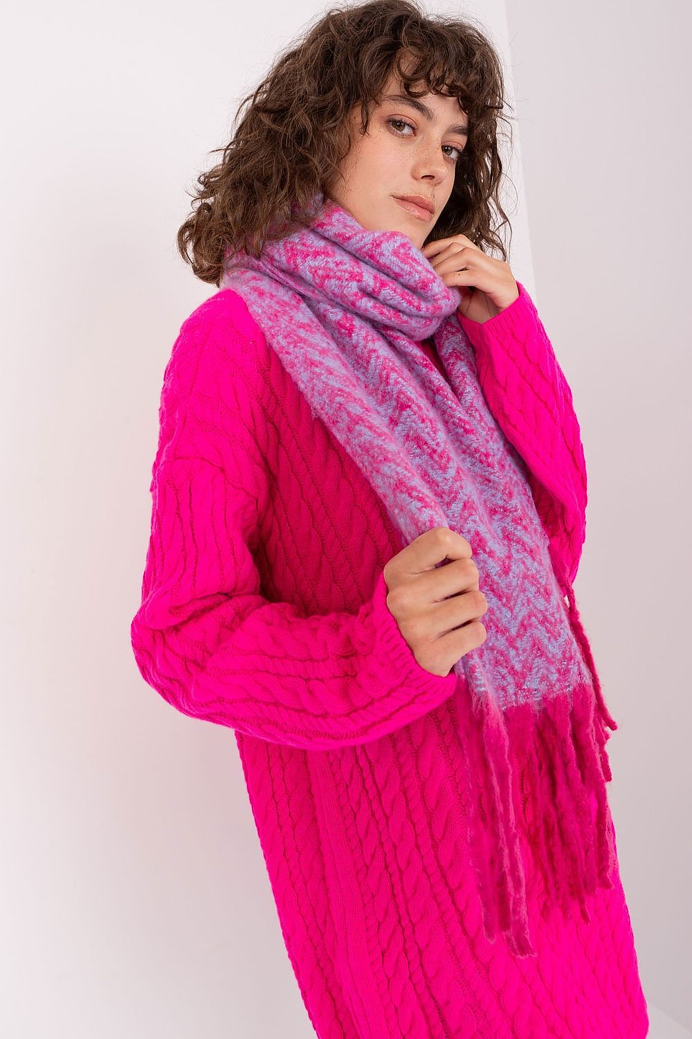 AT Scarf Model 189246 – Stylish Warmth for the Winter