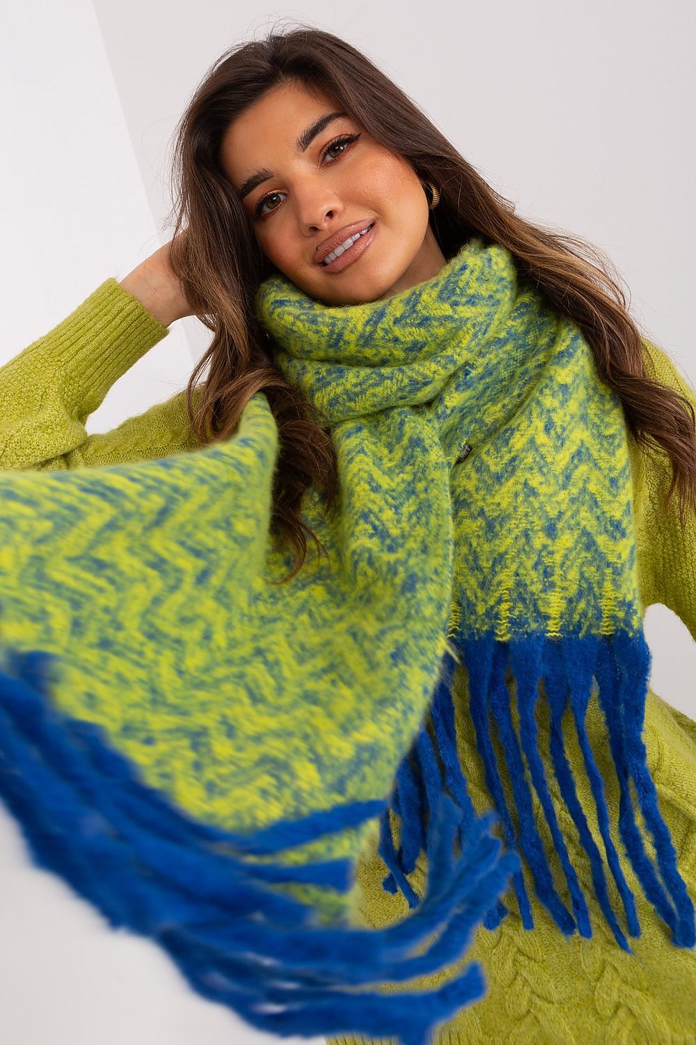 AT Scarf Model 189246 – Stylish Warmth for the Winter