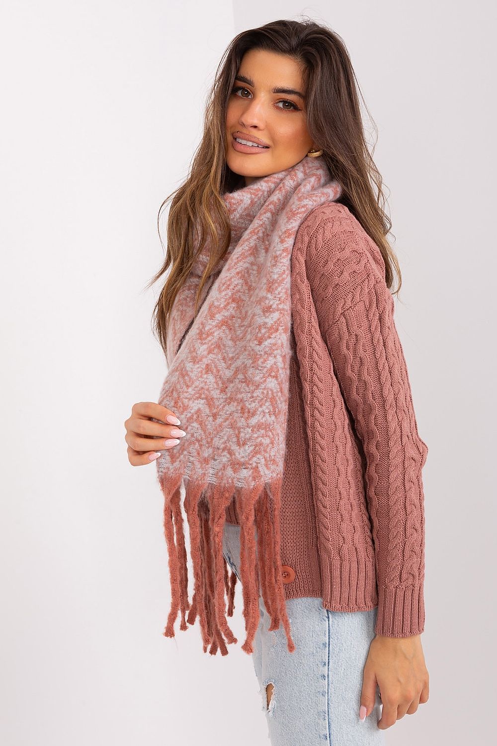 AT Scarf Model 189246 – Stylish Warmth for the Winter