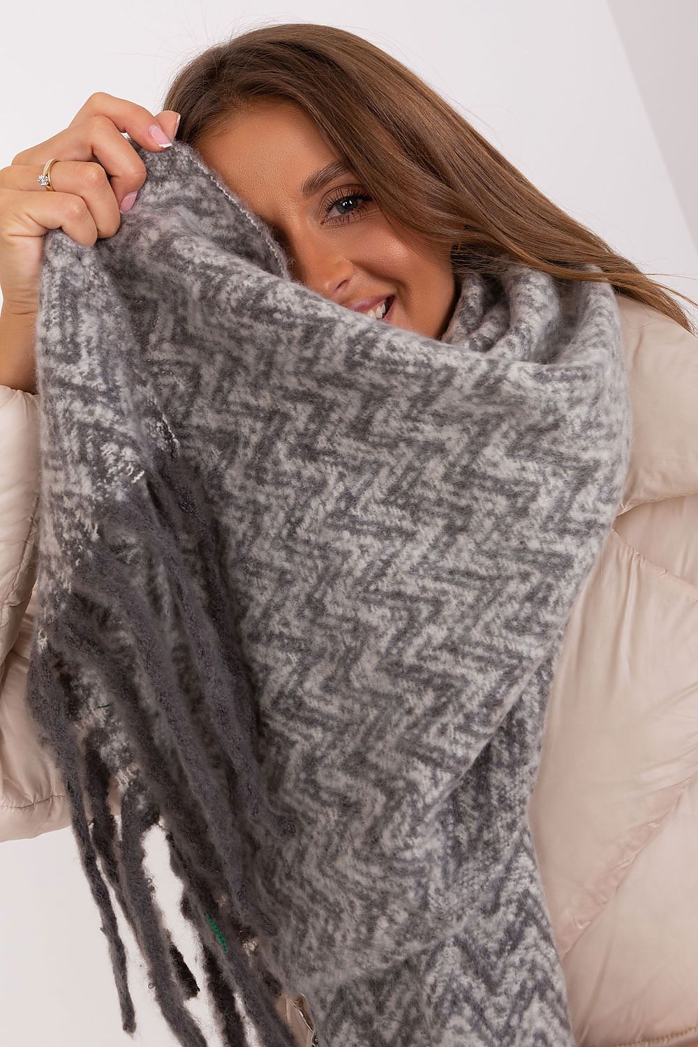 AT Scarf Model 189246 – Stylish Warmth for the Winter