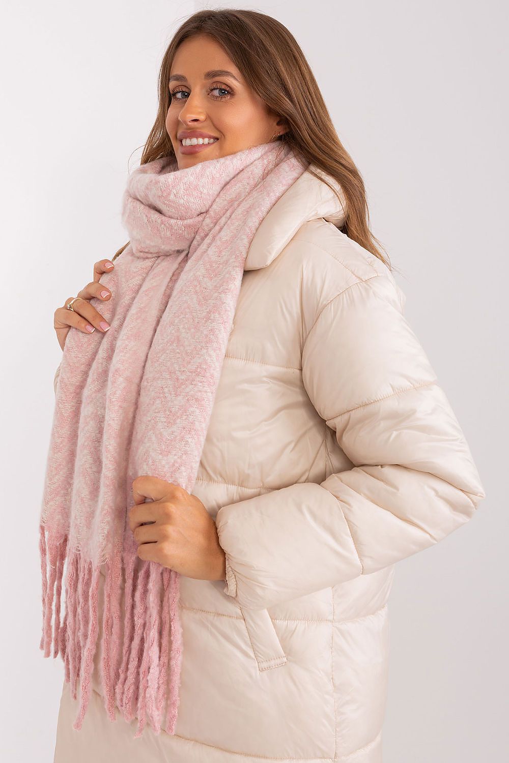 AT Scarf Model 189246 – Stylish Warmth for the Winter