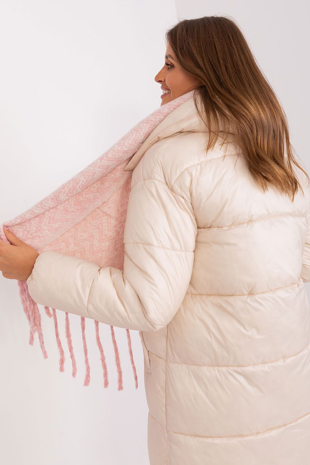 AT Scarf Model 189246 – Stylish Warmth for the Winter