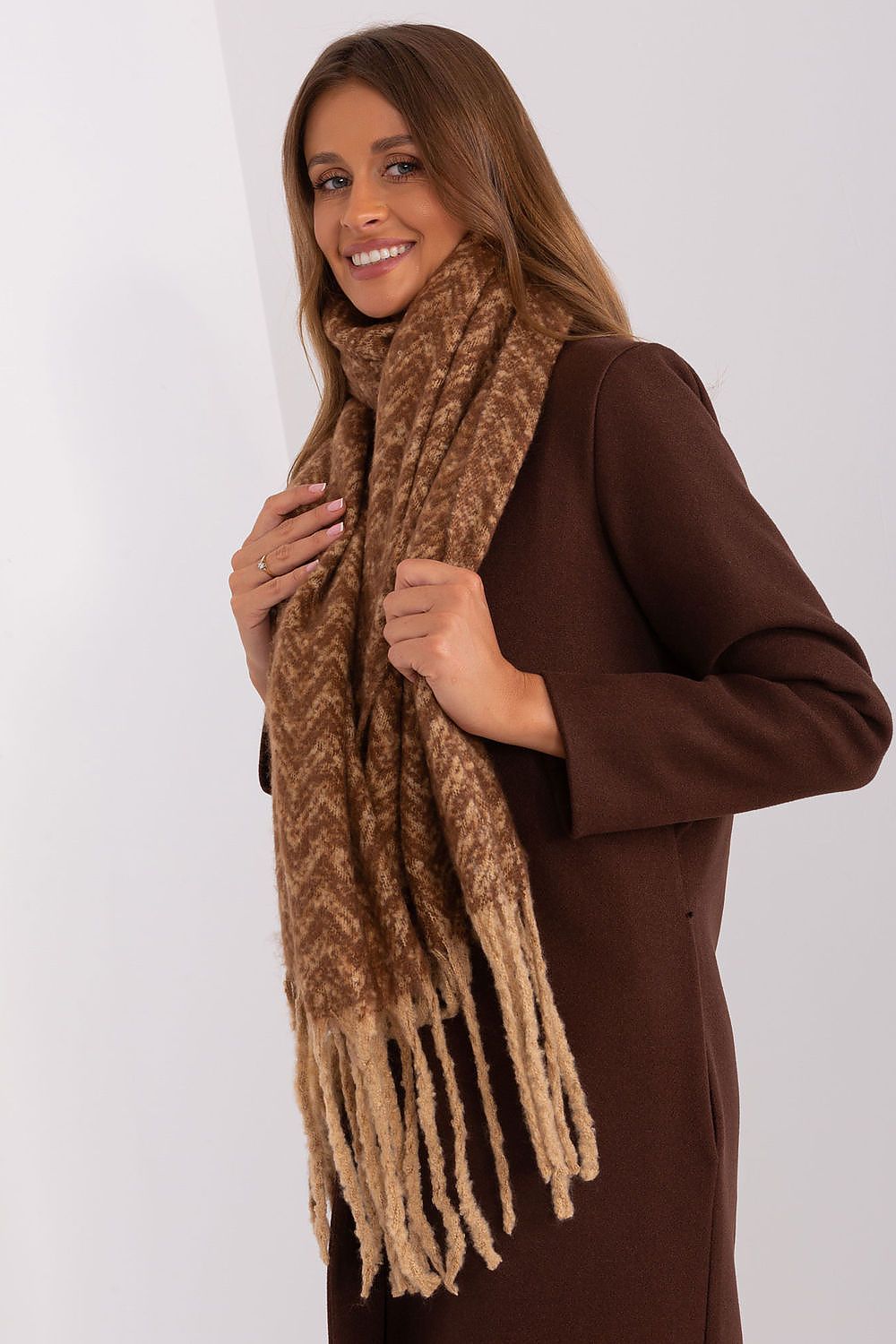 AT Scarf Model 189246 – Stylish Warmth for the Winter