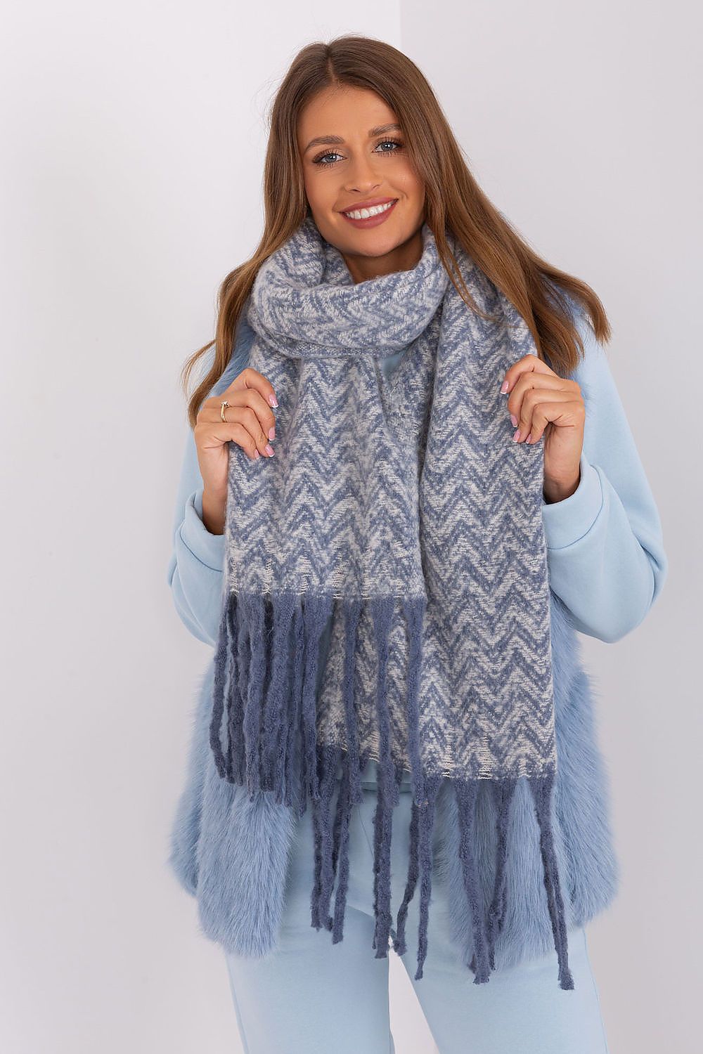 AT Scarf Model 189246 – Stylish Warmth for the Winter