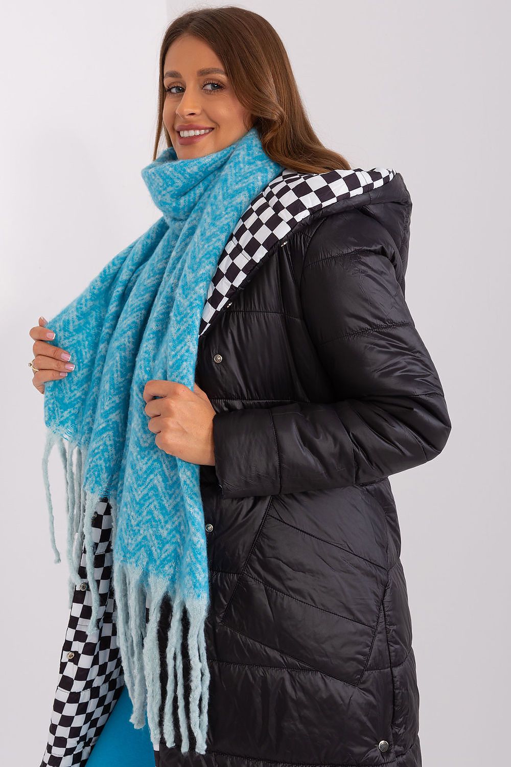 AT Scarf Model 189246 – Stylish Warmth for the Winter