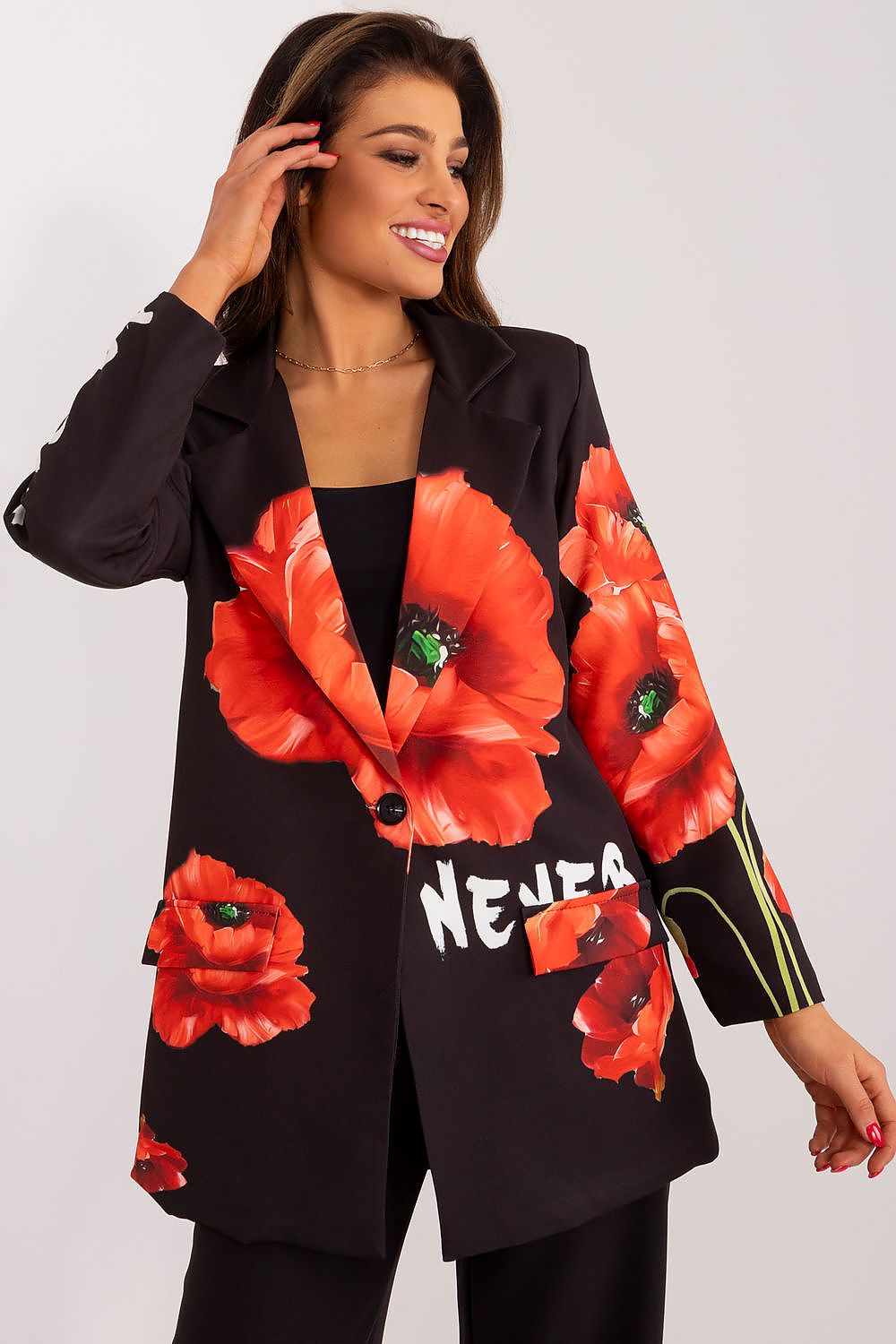 Vrouw draagt Bloom &amp; Grace Blazer met grote bloemenprint in roze en groene tinten