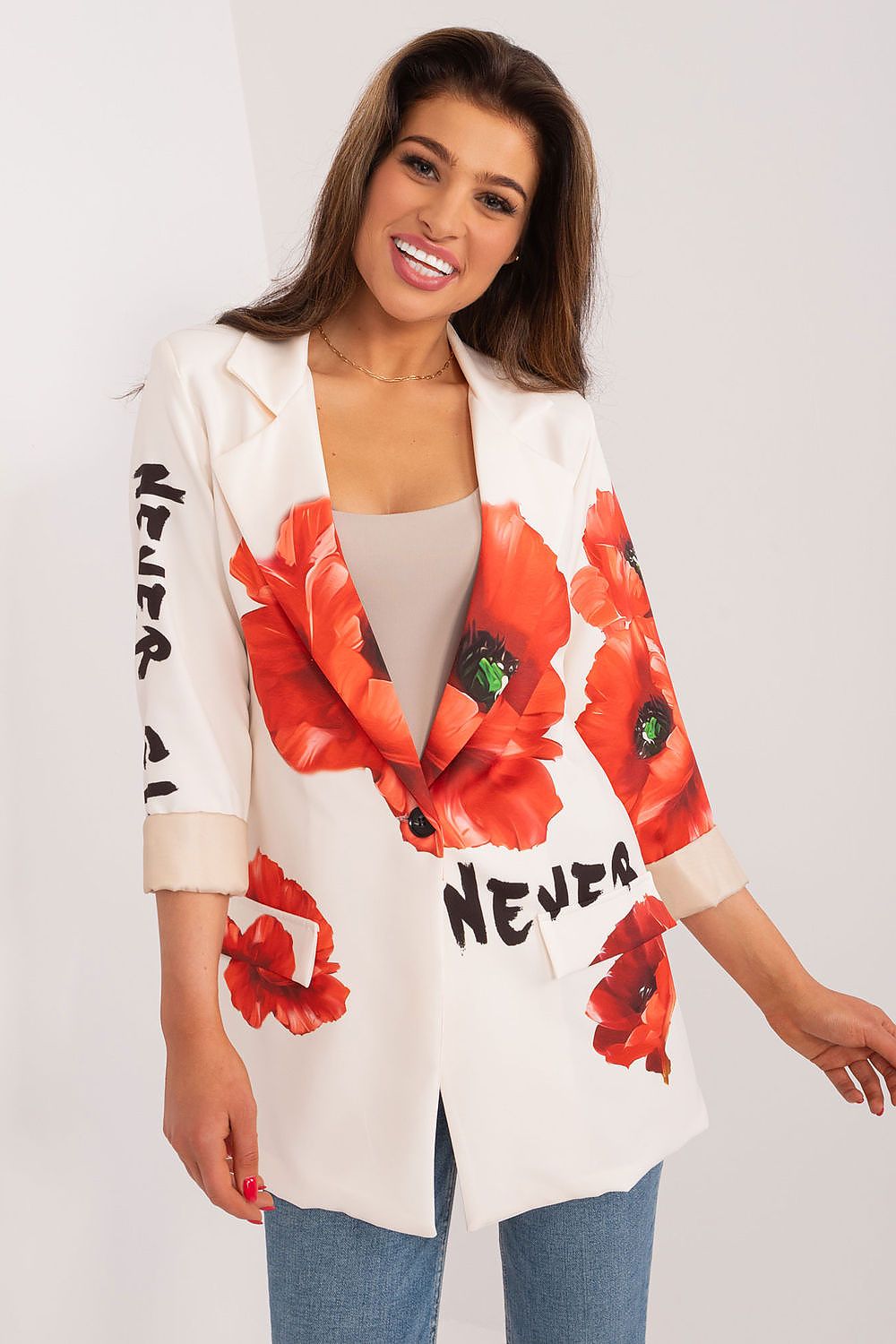 Vrouw draagt Bloom &amp; Grace Blazer met grote bloemenprint in roze en groene tinten