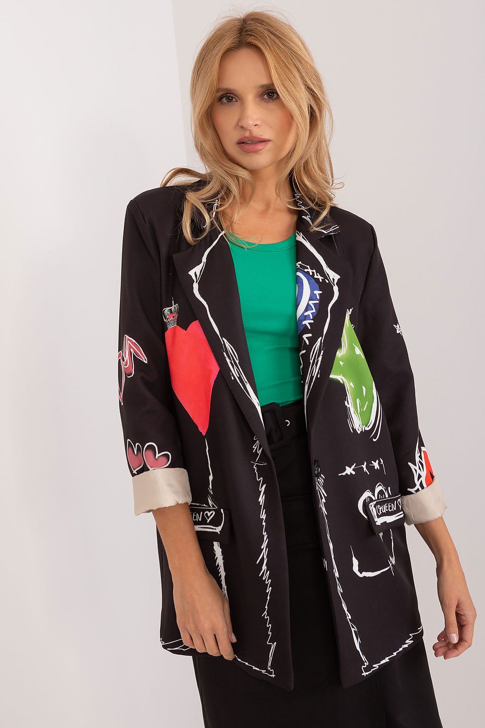 Vrouw draagt Bloom &amp; Grace Blazer met grote bloemenprint in roze en groene tinten