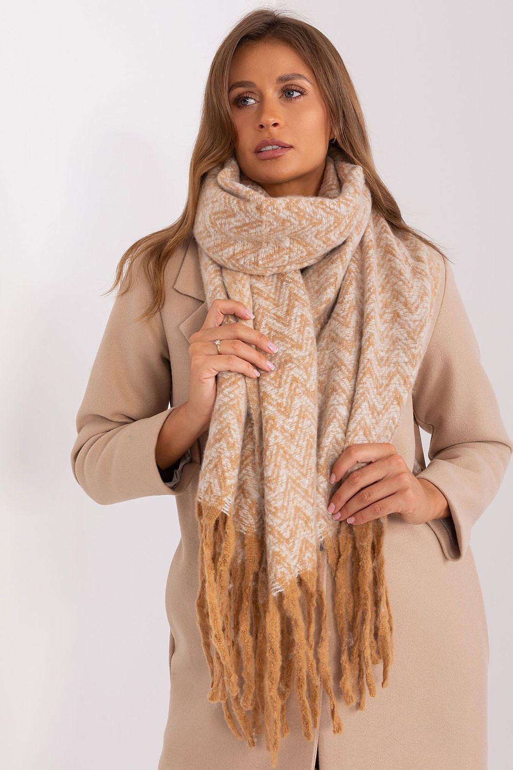 AT Scarf Model 189246 – Stylish Warmth for the Winter