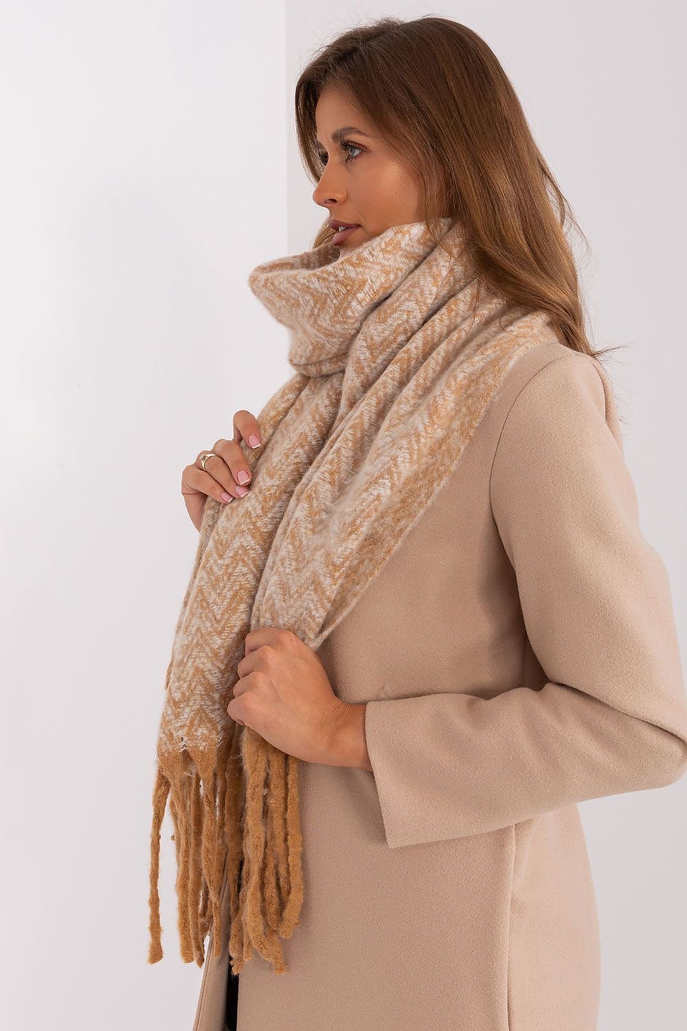 AT Scarf Model 189246 – Stylish Warmth for the Winter