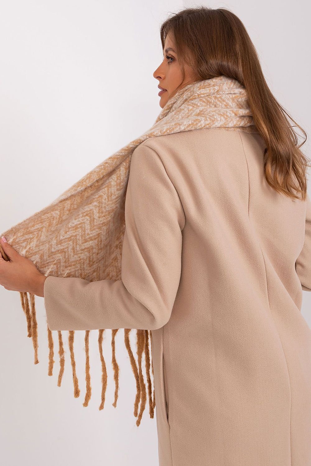 AT Scarf Model 189246 – Stylish Warmth for the Winter