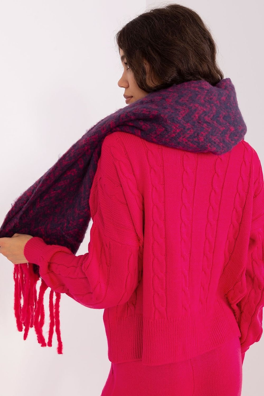 AT Scarf Model 189246 – Stylish Warmth for the Winter