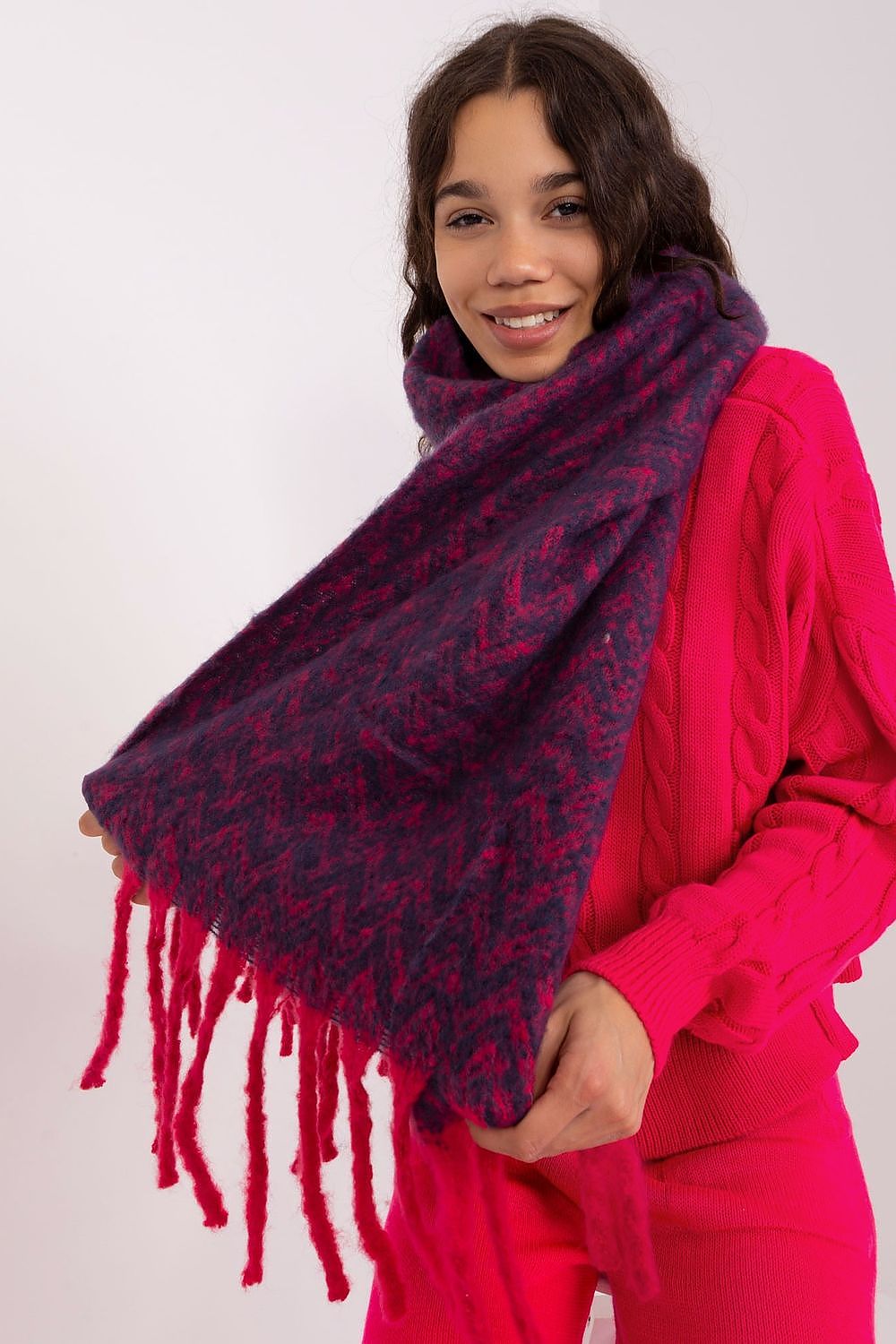 AT Scarf Model 189246 – Stylish Warmth for the Winter