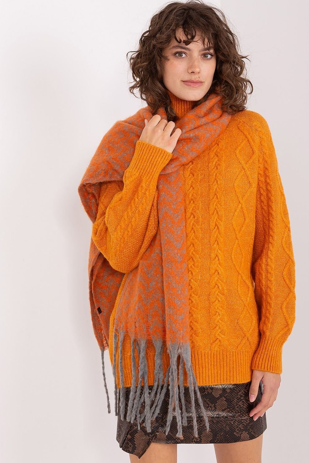 AT Scarf Model 189246 – Stylish Warmth for the Winter