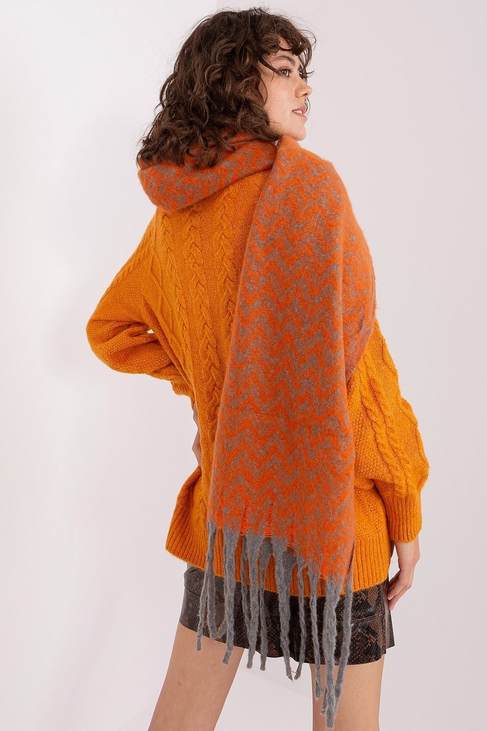 AT Scarf Model 189246 – Stylish Warmth for the Winter