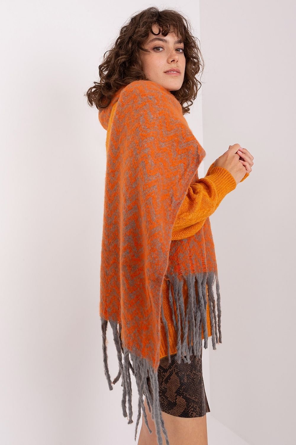 AT Scarf Model 189246 – Stylish Warmth for the Winter