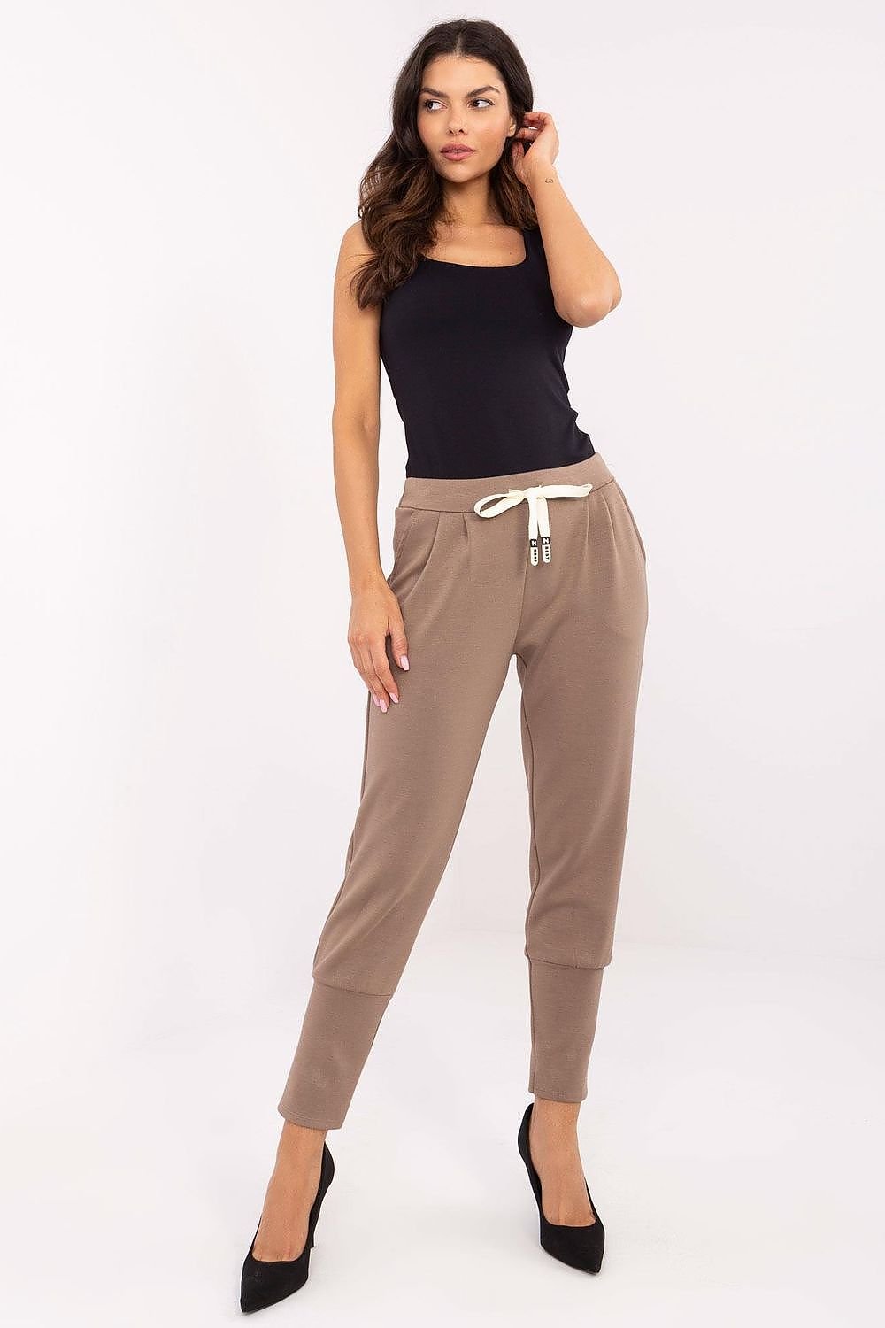 Vrouw in VersaChic Joggers combineert sportieve en casual stijl
Detailfoto van hoge taille en strik van VersaChic Joggers