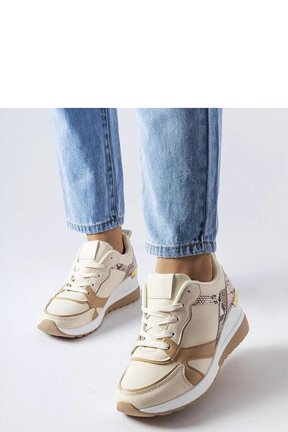 Beige rubberen zool en vetersluiting van de ChicTread sneakers