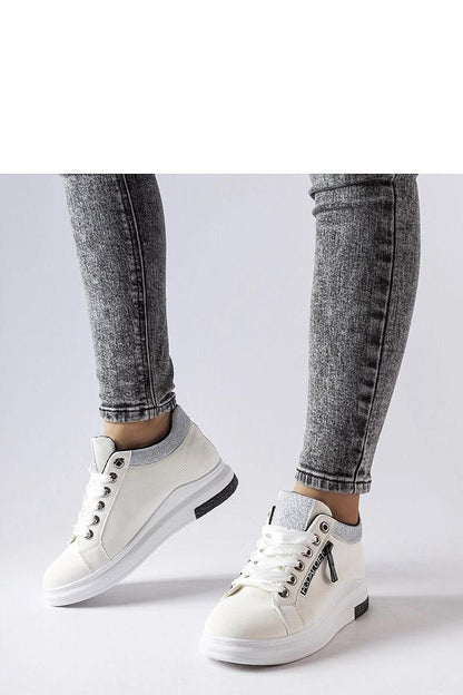 SwiftPulse sneakers gecombineerd met zomeroutfit (jurk/jeans)