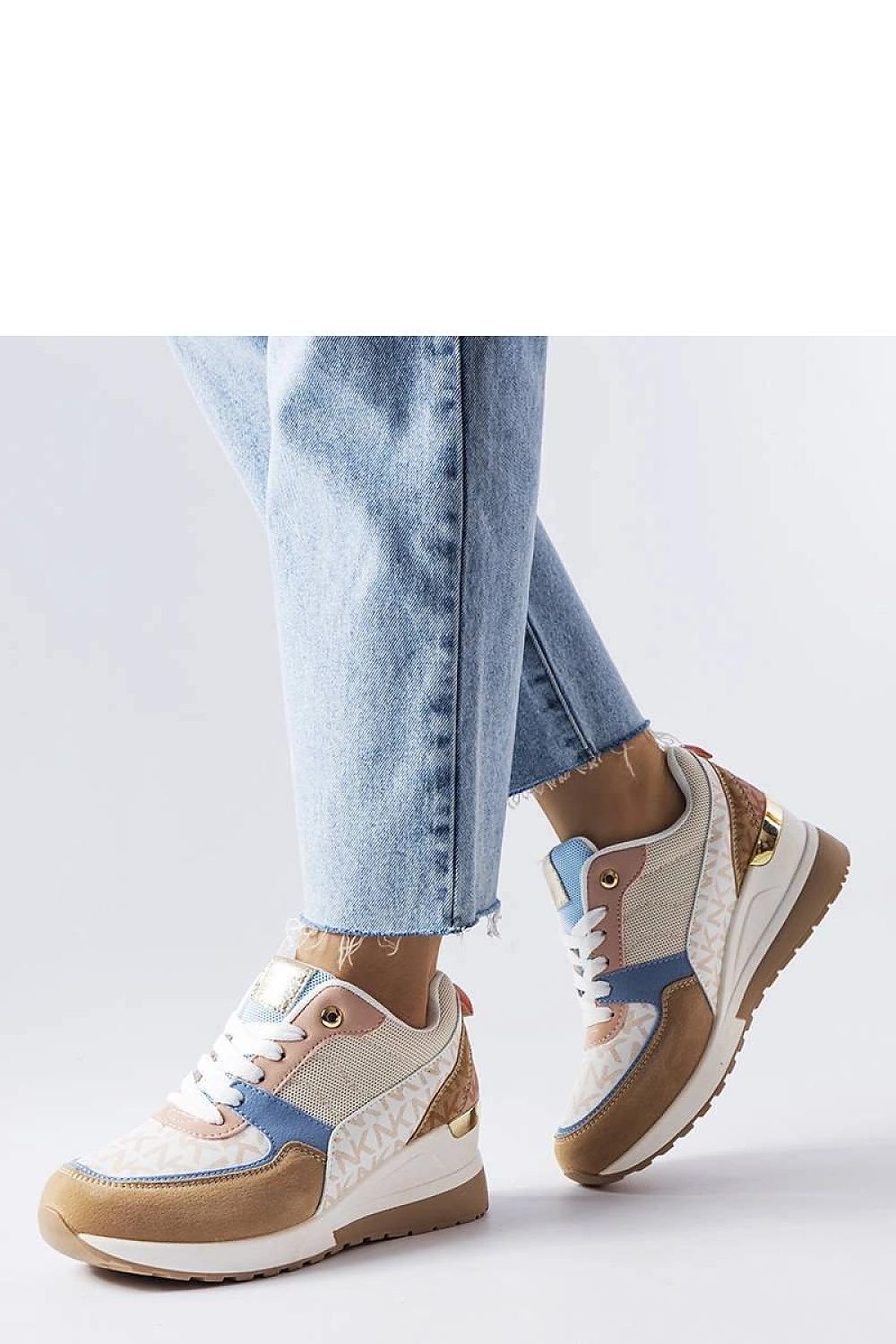 Vrouw draagt Mireault Horizon Breeze sneakers met zomerjurk en strandtas – Solea collectie