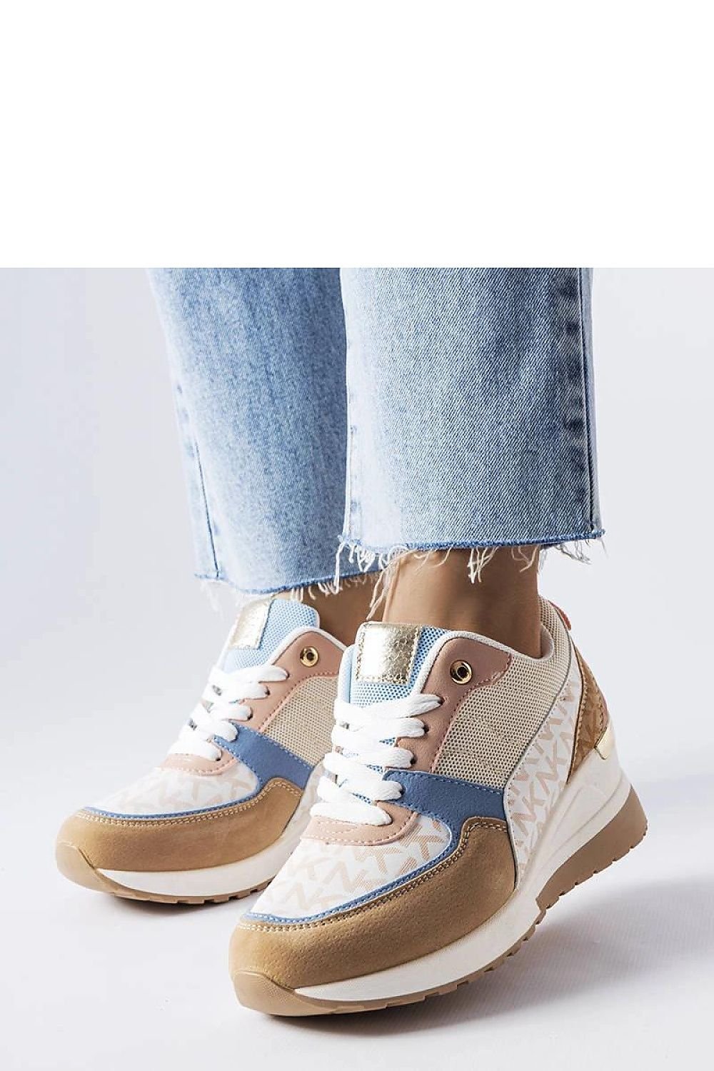 Vrouw draagt Mireault Horizon Breeze sneakers met zomerjurk en strandtas – Solea collectie