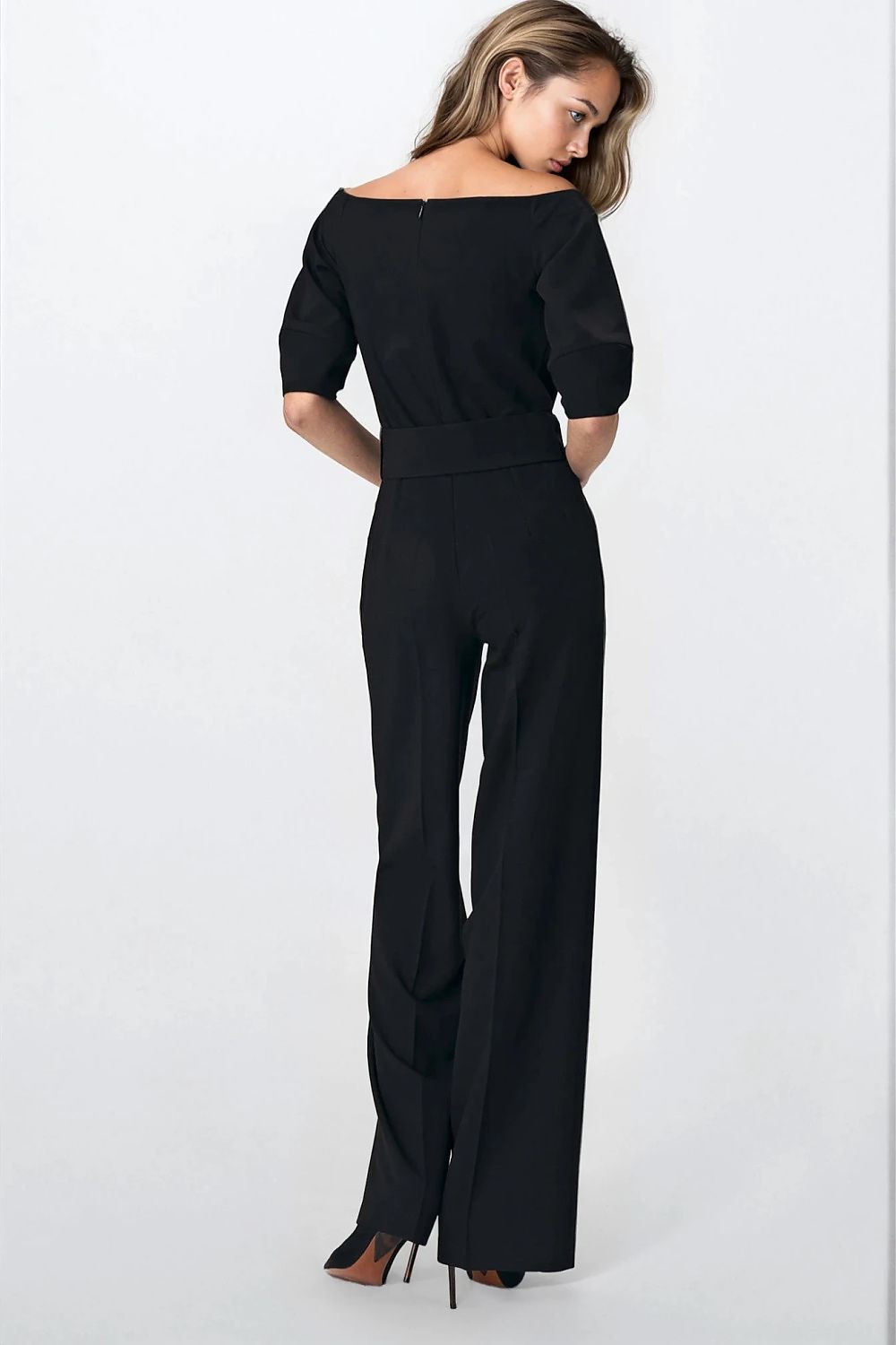 Serenya Whisper - Jumpsuit - Zwarte dames jumpsuit met cold-shoulder snit en taille accentuerende riem