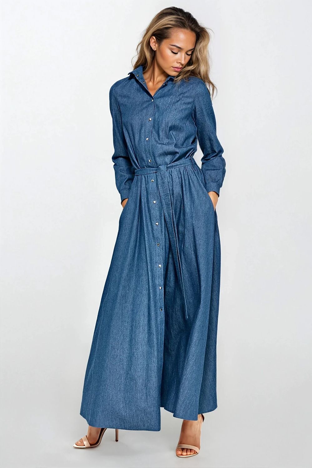 Maxi denim jurk met lange mouwen en riem in de taille, gemaakt van 100% katoen.Katoenen Maxi Denim Jurk met Lange Mou...