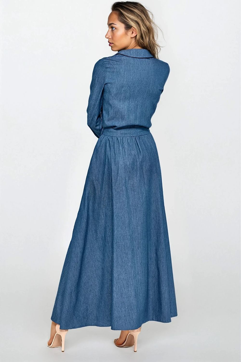 Maxi denim jurk met lange mouwen en riem in de taille, gemaakt van 100% katoen.Katoenen Maxi Denim Jurk met Lange Mou...