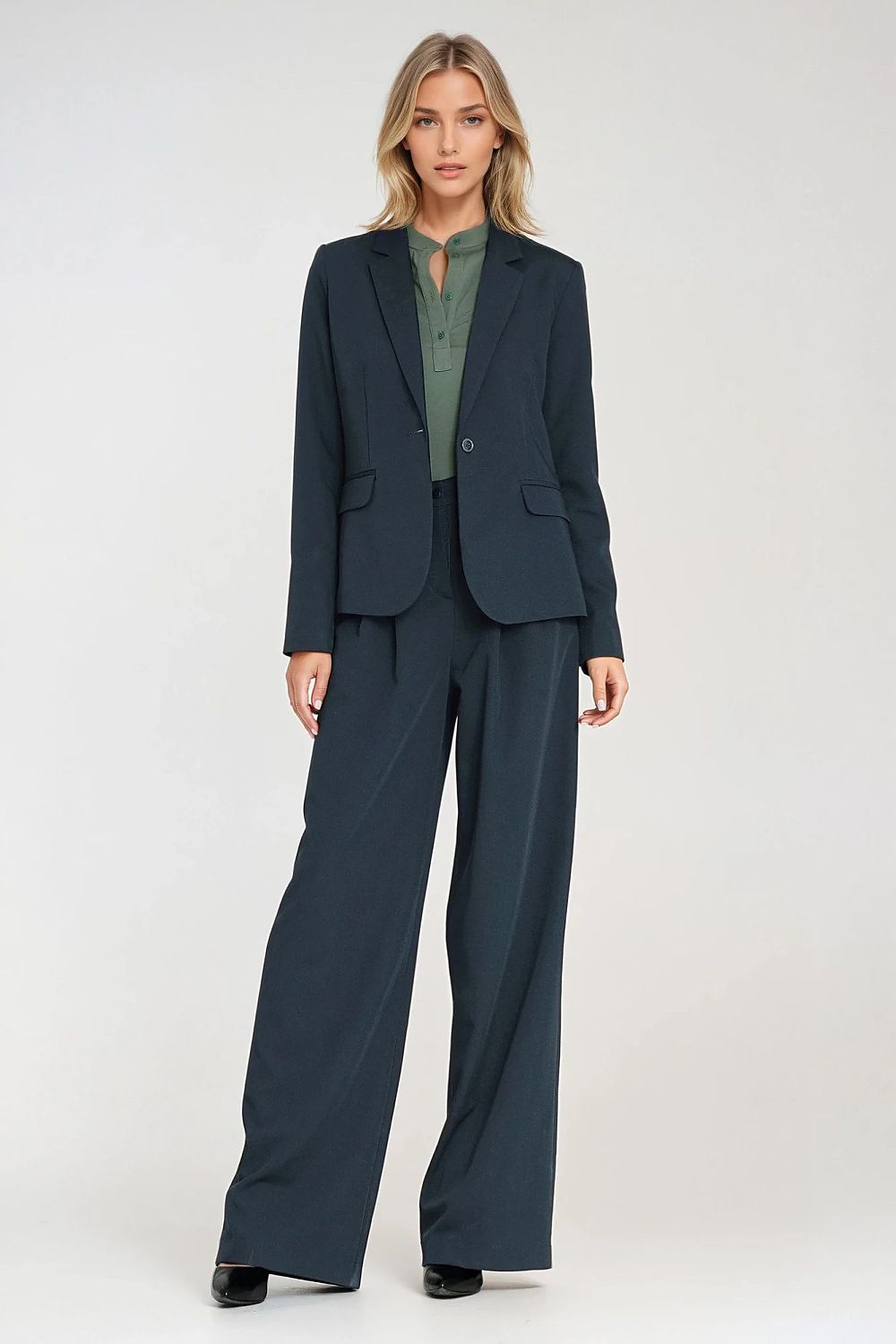 Alt-tekst: Damesjasje met moderne twist, aansluitende pasvorm en subtiele schoudervullingen.