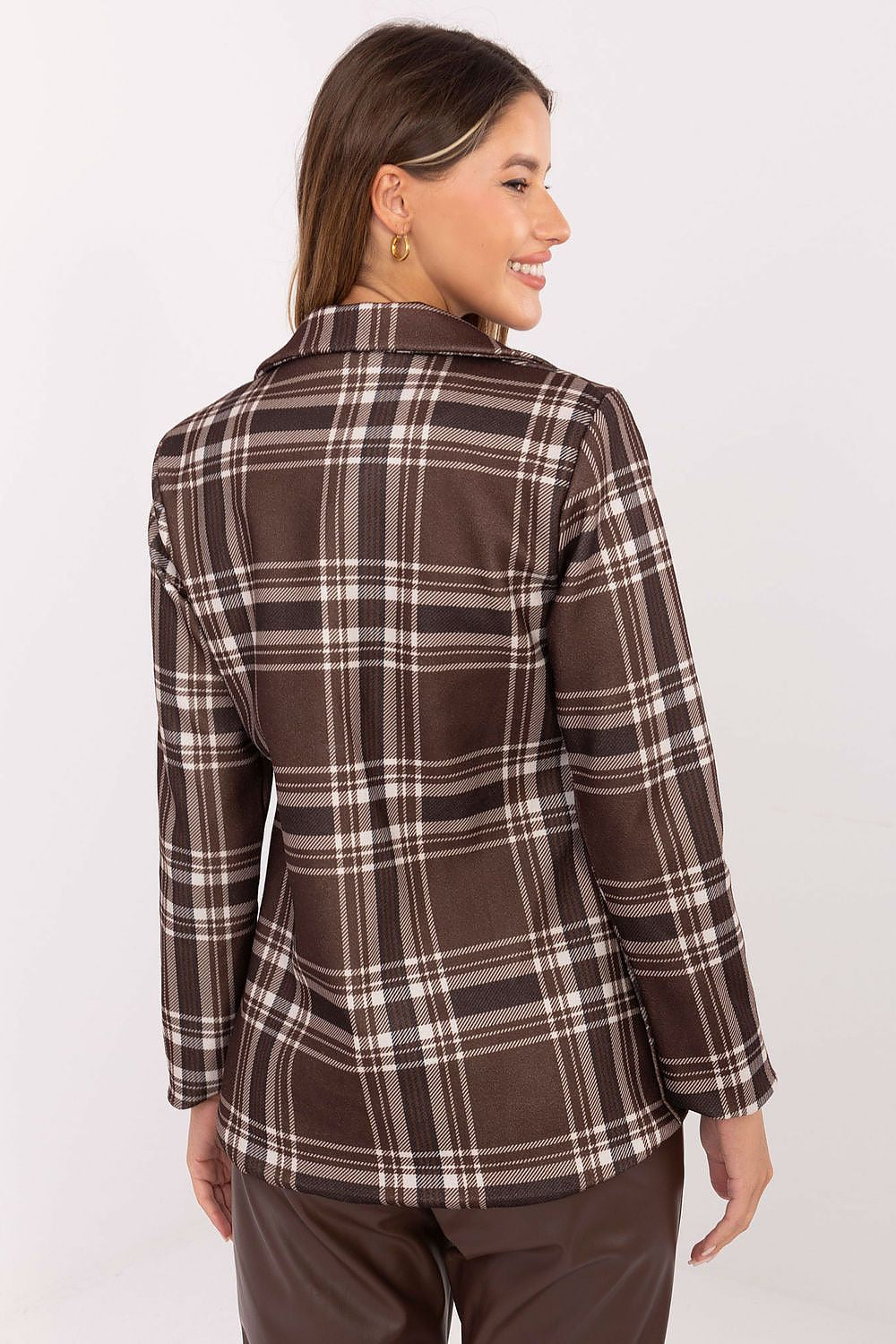 ALT-tekst:Gestreepte damesblazer met schoudervullingen en enkelrijige knoopsluiting