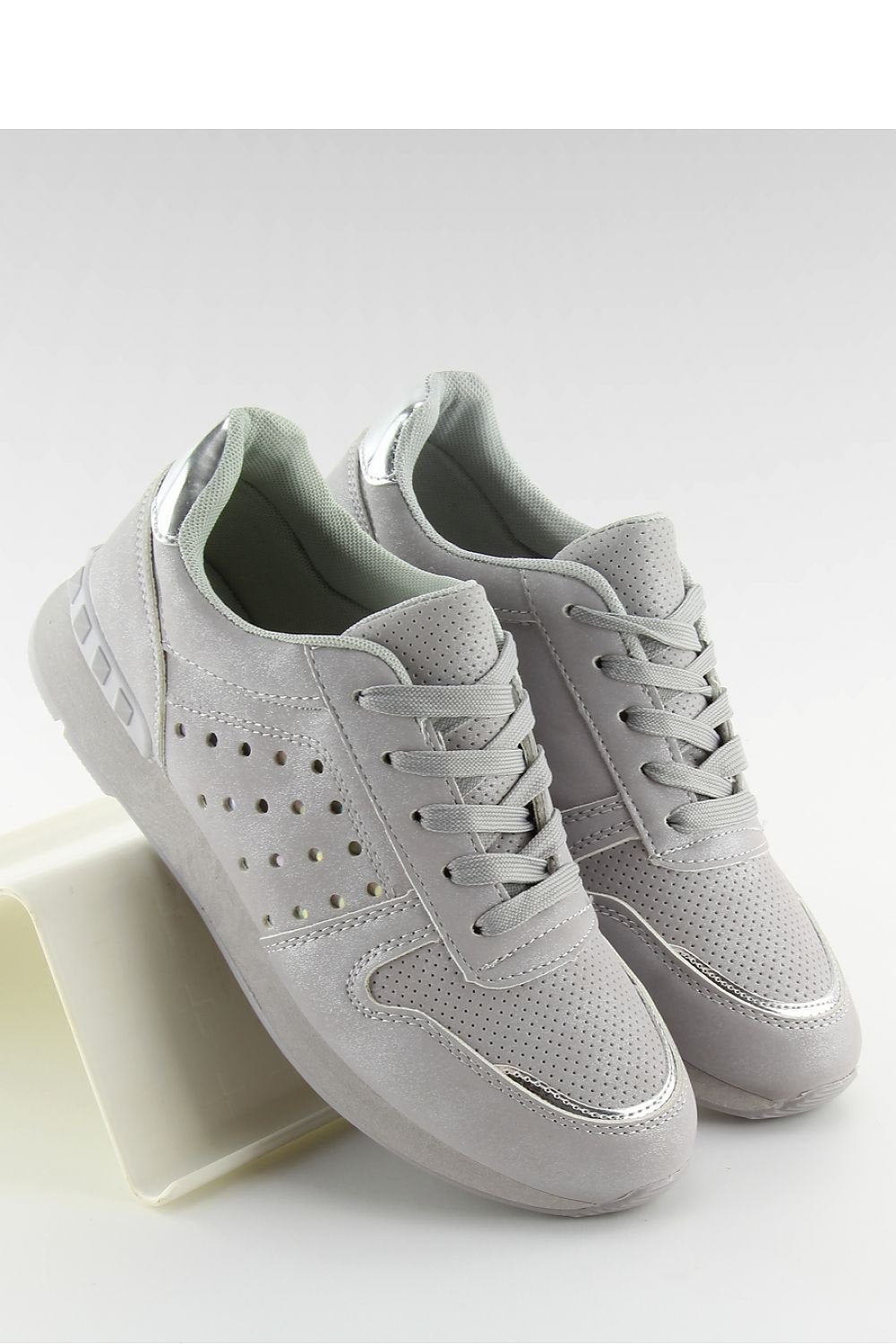 Sporty Grays: Trendy Sportschoenen van Inello – Stijl en Comfort