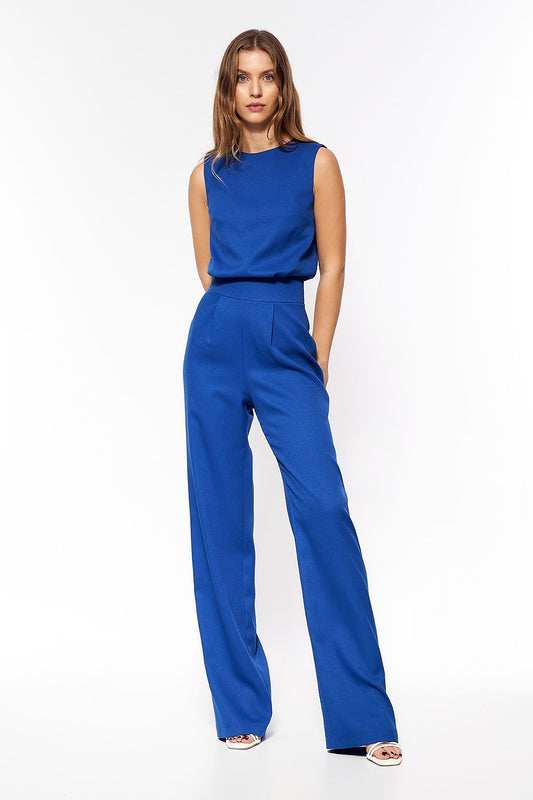 Elegante jumpsuit met rechte pijpen, subtiele knopen en een licht blootgelegde rug – ideaal voor een stijlvolle avondoutfit met naaldhakken.