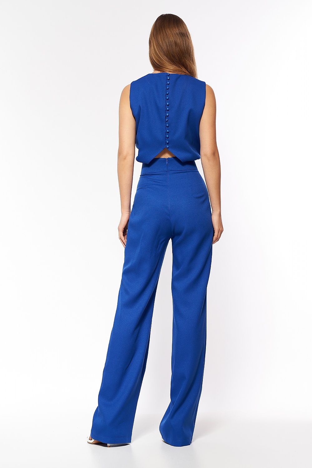 Elegante jumpsuit met rechte pijpen, subtiele knopen en een licht blootgelegde rug – ideaal voor een stijlvolle avondoutfit met naaldhakken.