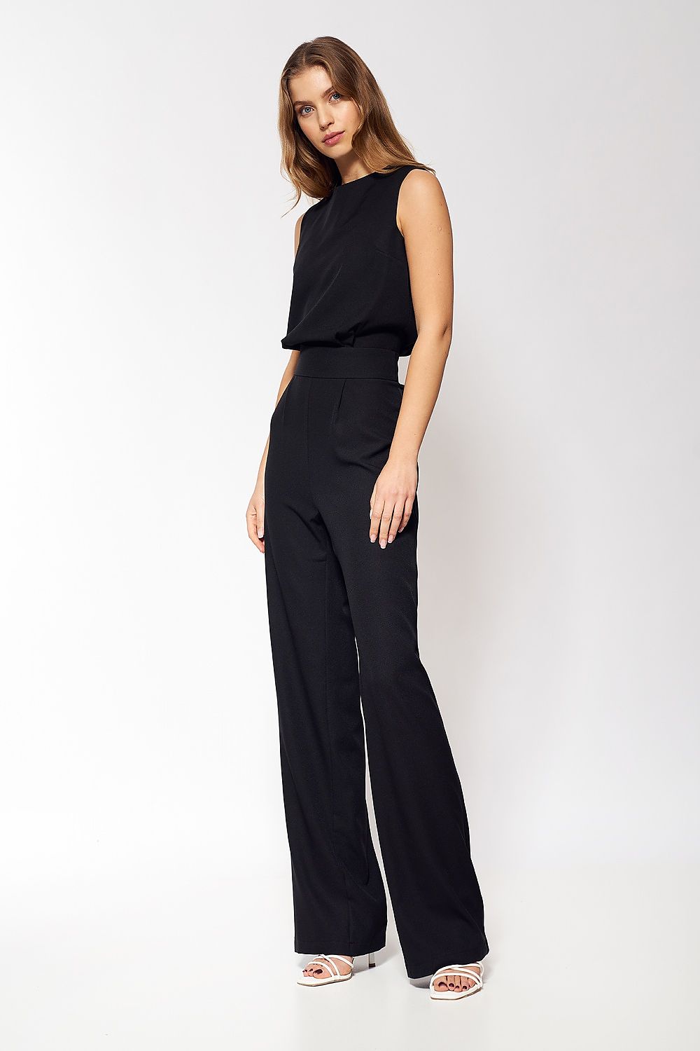 Elegante jumpsuit met rechte pijpen, subtiele knopen en een licht blootgelegde rug – ideaal voor een stijlvolle avondoutfit met naaldhakken.