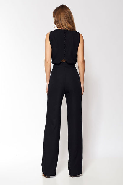 Elegante jumpsuit met rechte pijpen, subtiele knopen en een licht blootgelegde rug – ideaal voor een stijlvolle avondoutfit met naaldhakken.