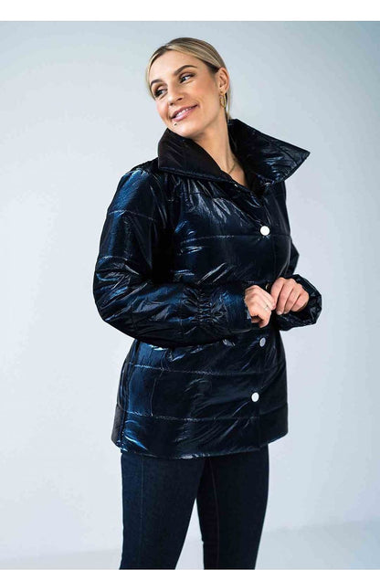 Lustre Luxe – Glänzend wattierte Jacke mit Stehkragen und elastischem Bund |174069 Abb